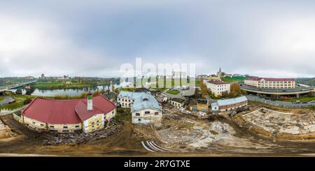 Vue panoramique à 360° de vue aérienne full hdri sans couture sphérique 360 panorama sur le site de construction de l'ancien bâtiment médiéval abandonné près du pont en traversant la rivière en équirectan