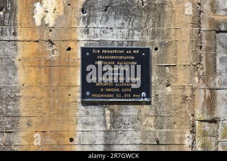 Plaque commémorative pour les travailleurs juifs forcés emprisonnés au Bunker d'Eperlecques (pas-de-Calais), France en 1944 Banque D'Images