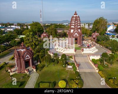 Prachuap Khiri Khan, Thaïlande - 6 février 2023: Vue extérieure du sanctuaire du pilier de la ville à Prachuap Khiri Khan, Thaïlande. Construit dans la styl lop Buri Banque D'Images