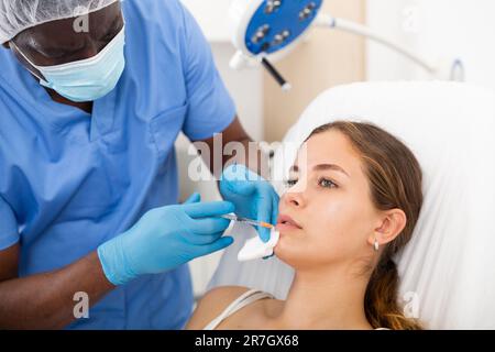 Femme recevant des injections pour l'augmentation des lèvres à la clinique de cosmétologie Banque D'Images