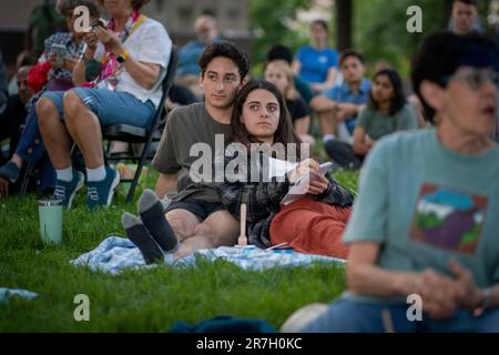 Washington, DC, États-Unis. 9th juin 2022. Les gens qui font partie d'un groupe de surveillance dans un parc en face des États-Unis Vue du Capitole la première audience d'un comité de la Chambre enquêtant sur l'attaque du 6 janvier 2021 contre le Capitole. (Credit image: © Jay Mallin/ZUMA Press Wire) USAGE ÉDITORIAL SEULEMENT! Non destiné À un usage commercial ! Banque D'Images