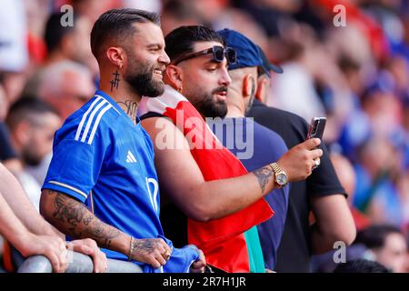 15-06-2023: Sport: Spanje / Italie ENSCHEDE, PAYS-BAS - JUIN 15: Fans de l'Italie pendant le match UEFA Nations League 2022/23 semi-espagnole et elle Banque D'Images