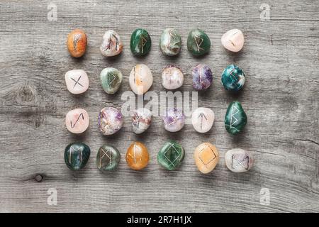 Ensemble de pierres Rune plus ancien en pierres précieuses naturelles sur fond en bois Banque D'Images