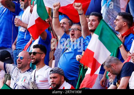 15-06-2023: Sport: Spanje / Italie ENSCHEDE, PAYS-BAS - JUIN 15: Fans de l'Italie pendant le match UEFA Nations League 2022/23 semi-espagnole et elle Banque D'Images