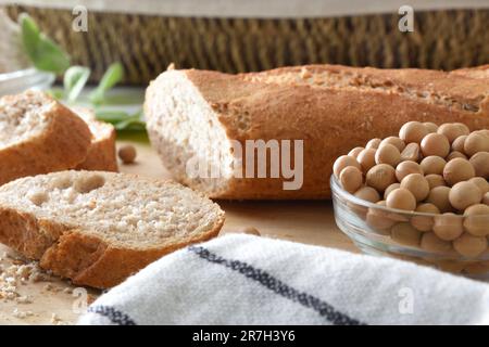 Détail de pain de farine de soja et de grains sur banc en bois dans une cuisine. Vue avant. Banque D'Images