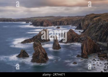 Mangersta Sea staccks sur la côte ouest de l'île de Lewis dans les Hébridies extérieures en Écosse. Banque D'Images