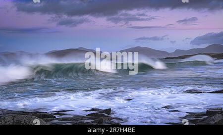 Vague de rupture sur l'île de Harris dans les Hébridies extérieures au lever du soleil. Banque D'Images