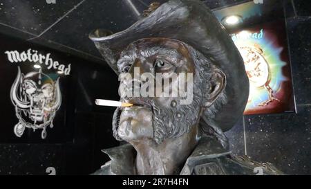 West Hollywood, Californie, États-Unis 14th juin 2023 Statue Lemmy au Rainbow Bar & Grill au 9015 Sunset Blvd sur 14 juin 2023 à West Hollywood, Californie, États-Unis. A l'origine, le Mermaid Club en 1930s et le restaurant Villa Nova de 1944-1968 où Marilyn Monroe est allé à l'aveugle avec Joe DiMaggio. La Villa Nova était la propriété de Vincente Minnelli, qui a proposé à Judy Garland. Lemmy Kilmister, chanteur de Motorhead, était un classique et maintenant Lemmy's Lounge existe avec la statue, la plaque et les peintures murales pour Lemmy. Les habitués arc-en-ciel incluent Alice Cooper, Keith Moon, Micky Dolenz, Ringo Starr, John Lennon, Harry Banque D'Images