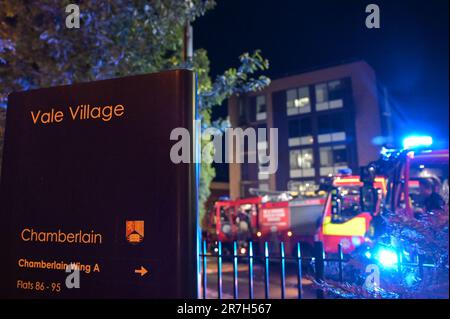 Church Road, Edgbaston, Birmingham 15th juin 2023 - le Service d'incendie des West Midlands a attaqué un incendie grave dans une résidence étudiante jeudi soir. Quarante-cinq pompiers ont couru jusqu'à Vale Village, une zone résidentielle appartenant à l'Université de Birmingham. Une cuisine de 4th étages dans 'Chamberlain C' qui fait face à Church Road dans la région d'Edgbaston de la ville a été noircie par le feu et la fumée avec des pompiers vus à l'intérieur de la propriété en utilisant des lampes torches pour enquêter sur la cause de l'incident. La chaleur de l'incendie a cassé les panneaux internes des fenêtres à double vitrage mais le feu seulement br Banque D'Images