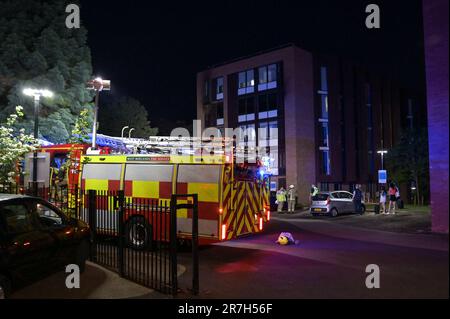 Church Road, Edgbaston, Birmingham 15th juin 2023 - le Service d'incendie des West Midlands a attaqué un incendie grave dans une résidence étudiante jeudi soir. Quarante-cinq pompiers ont couru jusqu'à Vale Village, une zone résidentielle appartenant à l'Université de Birmingham. Une cuisine de 4th étages dans 'Chamberlain C' qui fait face à Church Road dans la région d'Edgbaston de la ville a été noircie par le feu et la fumée avec des pompiers vus à l'intérieur de la propriété en utilisant des lampes torches pour enquêter sur la cause de l'incident. La chaleur de l'incendie a cassé les panneaux internes des fenêtres à double vitrage mais le feu seulement br Banque D'Images