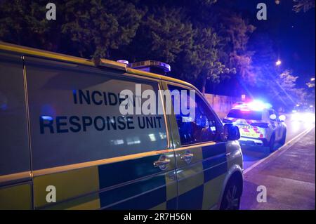 Church Road, Edgbaston, Birmingham 15th juin 2023 - le Service d'incendie des West Midlands a attaqué un incendie grave dans une résidence étudiante jeudi soir. Quarante-cinq pompiers ont couru jusqu'à Vale Village, une zone résidentielle appartenant à l'Université de Birmingham. Une cuisine de 4th étages dans 'Chamberlain C' qui fait face à Church Road dans la région d'Edgbaston de la ville a été noircie par le feu et la fumée avec des pompiers vus à l'intérieur de la propriété en utilisant des lampes torches pour enquêter sur la cause de l'incident. La chaleur de l'incendie a cassé les panneaux internes des fenêtres à double vitrage mais le feu seulement br Banque D'Images