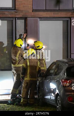 Church Road, Edgbaston, Birmingham 15th juin 2023 - le Service d'incendie des West Midlands a attaqué un incendie grave dans une résidence étudiante jeudi soir. Quarante-cinq pompiers ont couru jusqu'à Vale Village, une zone résidentielle appartenant à l'Université de Birmingham. Une cuisine de 4th étages dans 'Chamberlain C' qui fait face à Church Road dans la région d'Edgbaston de la ville a été noircie par le feu et la fumée avec des pompiers vus à l'intérieur de la propriété en utilisant des lampes torches pour enquêter sur la cause de l'incident. La chaleur de l'incendie a cassé les panneaux internes des fenêtres à double vitrage mais le feu seulement br Banque D'Images