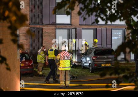 Church Road, Edgbaston, Birmingham 15th juin 2023 - le Service d'incendie des West Midlands a attaqué un incendie grave dans une résidence étudiante jeudi soir. Quarante-cinq pompiers ont couru jusqu'à Vale Village, une zone résidentielle appartenant à l'Université de Birmingham. Une cuisine de 4th étages dans 'Chamberlain C' qui fait face à Church Road dans la région d'Edgbaston de la ville a été noircie par le feu et la fumée avec des pompiers vus à l'intérieur de la propriété en utilisant des lampes torches pour enquêter sur la cause de l'incident. La chaleur de l'incendie a cassé les panneaux internes des fenêtres à double vitrage mais le feu seulement br Banque D'Images