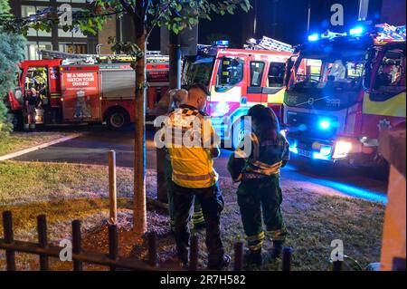 Church Road, Edgbaston, Birmingham 15th juin 2023 - le Service d'incendie des West Midlands a attaqué un incendie grave dans une résidence étudiante jeudi soir. Quarante-cinq pompiers ont couru jusqu'à Vale Village, une zone résidentielle appartenant à l'Université de Birmingham. Une cuisine de 4th étages dans 'Chamberlain C' qui fait face à Church Road dans la région d'Edgbaston de la ville a été noircie par le feu et la fumée avec des pompiers vus à l'intérieur de la propriété en utilisant des lampes torches pour enquêter sur la cause de l'incident. La chaleur de l'incendie a cassé les panneaux internes des fenêtres à double vitrage mais le feu seulement br Banque D'Images