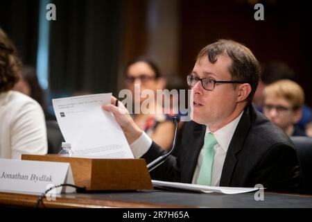 Washington, États-Unis d'Amérique. 15th juin 2023. Jonathan Bydlak, directeur du Programme de gouvernance, comparaît devant une audience du Comité sénatorial sur le vieillissement pour examiner la planification des personnes âgées et des personnes handicapées dans toutes les phases d'urgence, dans l'immeuble Dirksen du Bureau du Sénat à Washington, DC, jeudi, 15 juin 2023. Crédit: Rod Lamkey/CNP/Sipa USA crédit: SIPA USA/Alay Live News Banque D'Images