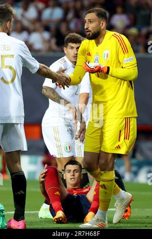 Enschede, pays Bas. 15th juin 2023. Gianluigi Donnarumma, le gardien de but de l'Italie, Alvaro Morata en bas de l'Espagne pendant le match de demi-finale de football de la Ligue des Nations de l'UEFA entre l'Espagne et l'Italie sur 15 juin 2023 à de Grolsch Veste, stade du FC Twente à Enschede, pays-Bas - photo Jean Catuffe/DPPI crédit: DPPI Media/Alay Live News Banque D'Images