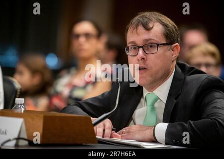 Washington, États-Unis d'Amérique. 15th juin 2023. Jonathan Bydlak, directeur du Programme de gouvernance, comparaît devant une audience du Comité sénatorial sur le vieillissement pour examiner la planification des personnes âgées et des personnes handicapées dans toutes les phases d'urgence, dans l'immeuble Dirksen du Bureau du Sénat à Washington, DC, jeudi, 15 juin 2023. Crédit: Rod Lamkey/CNP/Sipa USA crédit: SIPA USA/Alay Live News Banque D'Images