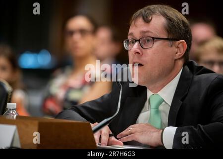 Washington, États-Unis d'Amérique. 15th juin 2023. Jonathan Bydlak, directeur du Programme de gouvernance, comparaît devant une audience du Comité sénatorial sur le vieillissement pour examiner la planification des personnes âgées et des personnes handicapées dans toutes les phases d'urgence, dans l'immeuble Dirksen du Bureau du Sénat à Washington, DC, jeudi, 15 juin 2023. Crédit: Rod Lamkey/CNP/Sipa USA crédit: SIPA USA/Alay Live News Banque D'Images