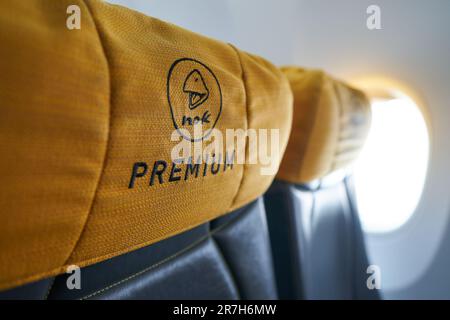 CHIANG MAI, THAÏLANDE - VERS AVRIL 2023 : gros plan de sièges premium dans le Boeing 737-800 de NOK Air. Banque D'Images