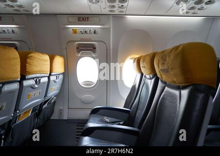 CHIANG MAI, THAÏLANDE - VERS AVRIL 2023 : porte de sortie de secours dans le Boeing 737-800 de NOK Air. Banque D'Images