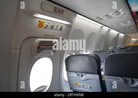 CHIANG MAI, THAÏLANDE - VERS AVRIL 2023 : porte de sortie de secours dans le Boeing 737-800 de NOK Air. Banque D'Images