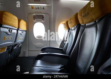 CHIANG MAI, THAÏLANDE - VERS AVRIL 2023 : porte de sortie de secours dans le Boeing 737-800 de NOK Air. Banque D'Images