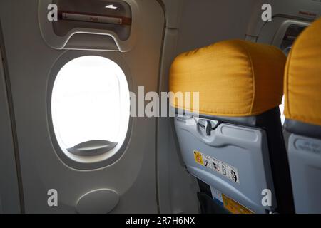 CHIANG MAI, THAÏLANDE - VERS AVRIL 2023 : porte de sortie de secours dans le Boeing 737-800 de NOK Air. Banque D'Images