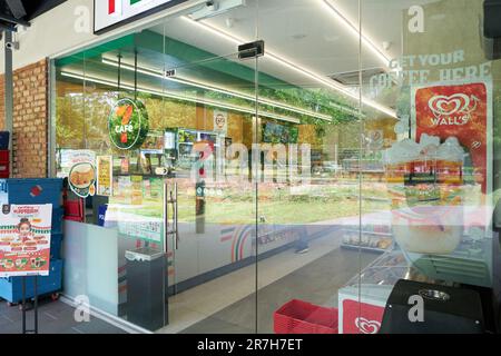 KUALA LUMPUR, MALAISIE - VERS MARS 2023 : entrée au magasin 7-onze. Banque D'Images