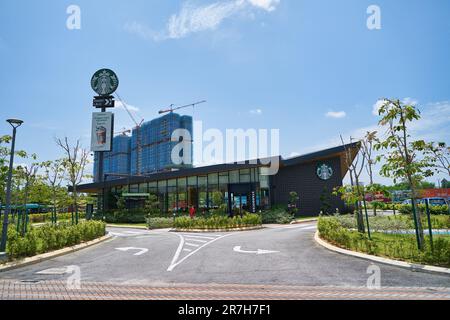 KUALA LUMPUR, MALAISIE - VERS MARS 2023 : vue au niveau de la rue du café Starbucks à Kuala Lumpur Banque D'Images