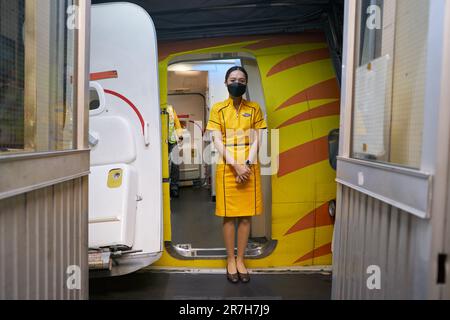 CHIANG MAI, THAÏLANDE - VERS AVRIL 2023 : NOK un agent de vol en uniforme chez Boeing 737-800. Banque D'Images