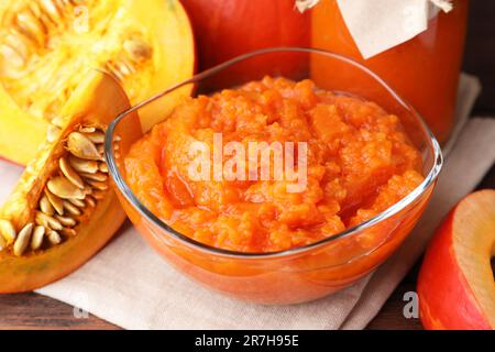 Bol de confiture de citrouille savoureuse sur la table, gros plan Banque D'Images