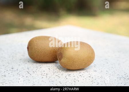 Kiwis frais sur table blanche avec motif à l'extérieur Banque D'Images