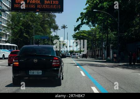 Vue sur l'avenue Venceslau bras avec végétation verte et des voitures passant dans le quartier de Botafogo sous le ciel bleu clair et ensoleillé le matin d'été. Banque D'Images