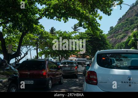 Des voitures se sont arrêtées dans un embouteillage sur la place du général Tiburcio avec une végétation verte autour dans le district d'Urca sous le ciel bleu clair ensoleillé du matin d'été. Banque D'Images