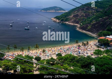 Vue sur la plage de Praia Vermelha avec vue partielle sur la place du général Tiburcio ci-dessous dans le district d'Urca en été après-midi ciel bleu ensoleillé. Banque D'Images