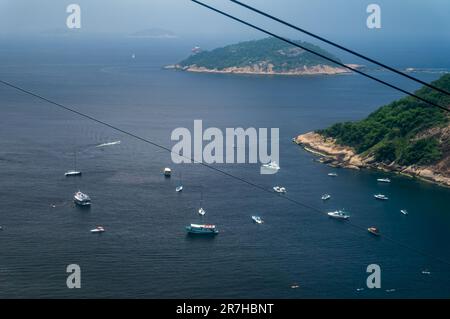 Vue aérienne de la baie de Guanabara, eaux pleines de voiliers à proximité de la plage de Praia Vermelha et de la place du général Tiburcio dans un ciel bleu ensoleillé l'après-midi d'été Banque D'Images