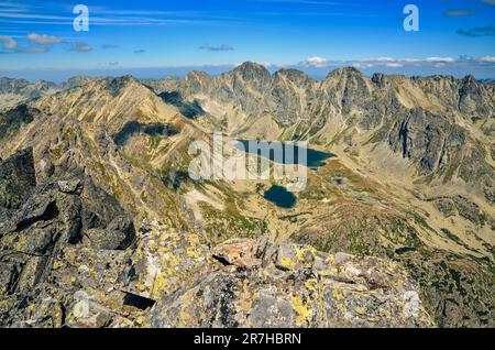 Paysage de montagne d'été à High Tatra, Slovaquie. Vue sur la magnifique vallée et les étangs dans les montagnes de High Tatra, Slovaquie. Banque D'Images