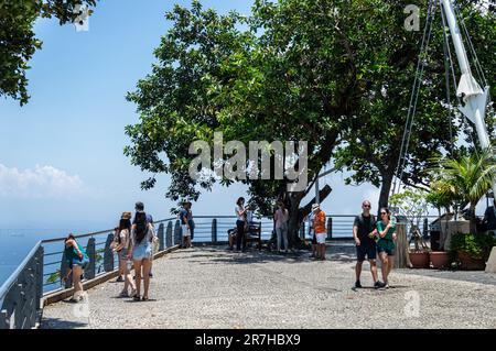 Les touristes qui se promèchent autour de la zone extérieure de la colline d'Urca se trouvent dans le quartier d'Urca, à proximité des sites d'observation sous l'après-midi ensoleillé ciel bleu clair. Banque D'Images