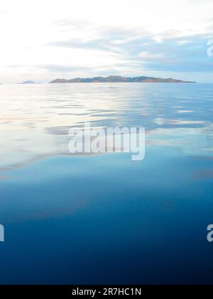 Crépuscule sur Mangareva, îles Gambier, Polynésie française, Pacifique Sud. Banque D'Images