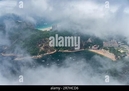 Vue partielle aérienne de la colline de Babilonia a vu à travers les nuages qui passent, vu du sommet de la montagne de Sugarloaf dans le district d'Urca sous la journée ensoleillée d'été. Banque D'Images