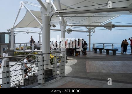 La terrasse d'observation extérieure sous une structure de traction sur le sommet de la montagne de Sugarloaf dans le district d'Urca sous l'après-midi d'été ciel bleu ensoleillé Banque D'Images