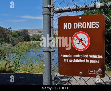 Pas de drones, les véhicules télécommandés sont interdits dans les parcs panneau à l'entrée de Quarry Lake Park, Californie Banque D'Images
