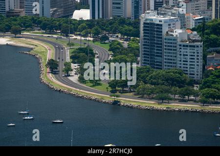 Vue plus rapprochée des quartiers de Flamengo et Botafogo avec l'avenue Infante Dom Henrique à la baie de Guanabara eaux bleues en été après-midi ensoleillé. Banque D'Images