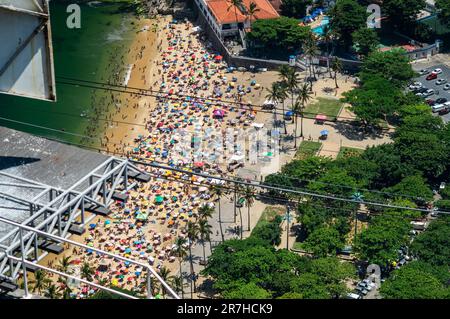 Vue aérienne de la plage de Praia Vermelha surpeuplée, juste à la place du général Tiburcio, vue depuis le pont d'observation de la colline d'Urca sous la journée ensoleillée d'été. Banque D'Images