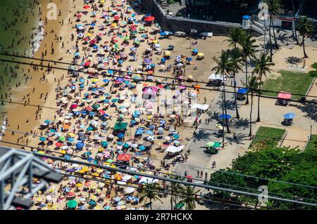 Vue aérienne plus rapprochée de la plage bondée Praia Vermelha, juste à la place du général Tiburcio comme vu de la terrasse d'observation de la colline d'Urca en été ensoleillé. Banque D'Images