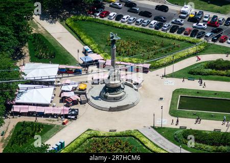 Vue aérienne plus rapprochée du monument Laguna Heroes au milieu de la place du général Tiburcio, à proximité de la station de téléphérique de Sugarloaf en été ensoleillé. Banque D'Images