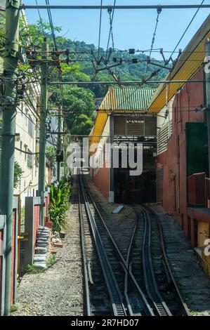 Vue sur les voies ferrées Corcovado rack Railway et le dépôt de maintenance à droite de la gare Cosme Velho sous le ciel bleu clair ensoleillé de l'été. Banque D'Images