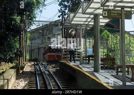 Vue partielle de la gare de Corcovado rack Railway Paineiras au milieu de la forêt de Tijuca dans le district de Santa Teresa sous l'après-midi d'été ciel bleu ensoleillé. Banque D'Images