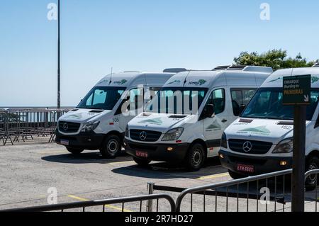 Mercedes-Benz Sprinter fourgons stationnés au sommet de la montagne Corcovado, utilisés pour transporter les touristes vers le sommet à proximité de la statue du Christ Rédempteur. Banque D'Images