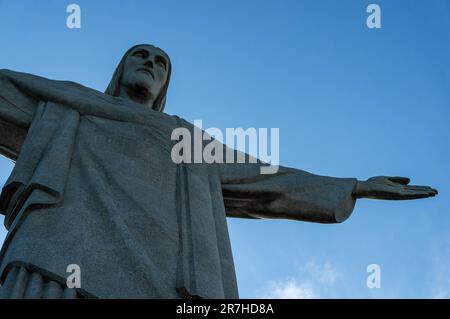 Regardant vers le haut sur le côté avant gauche de la statue du Christ Rédempteur situé sur le sommet de la montagne Corcovado sous le ciel bleu clair ensoleillé de l'été. Banque D'Images